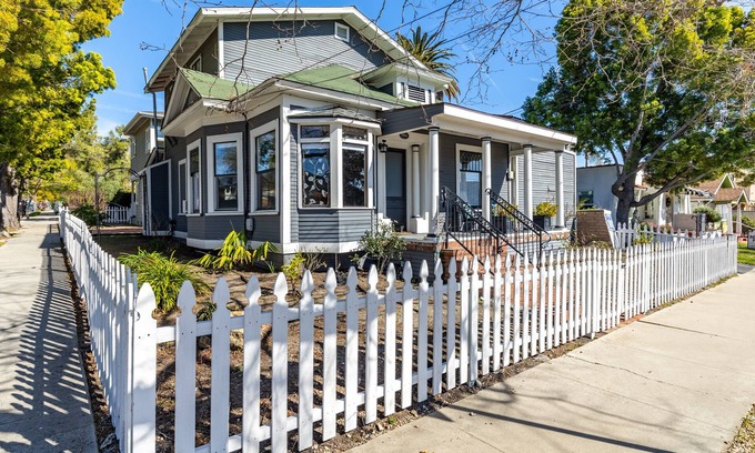 San Luis Obispo House | Discover The Big Gray House: Family-Friendly Downtown Stay