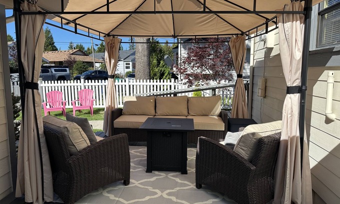 Snoqualmie House | Pet-Friendly Downtown Snoqualmie Home with Hot Tub & Yard