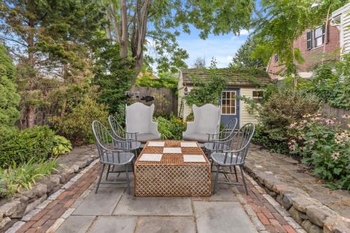 Newburyport House | Discover The Garden Downtown: Steps from the Waterfront