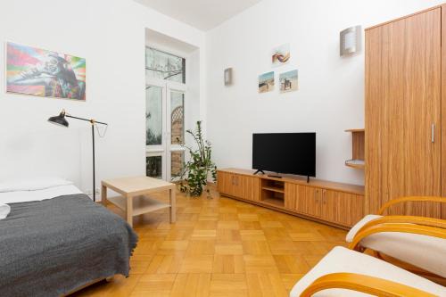 Srodmiescie Apartment | Cozy Downtown Studio Apartment Near the Park Awaits You