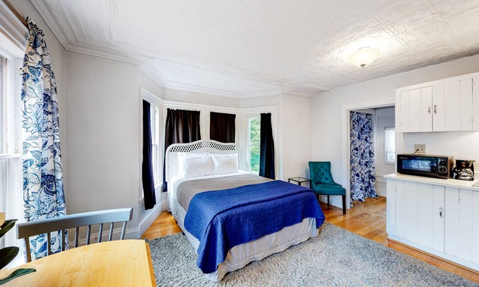 Castine Apartment | Convenient Downtown Studio with Kitchen & Ocean Views