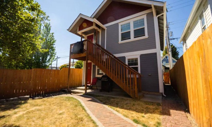 Hilltop House | Discover Downtown Tacoma's House of Gray #4 with Spa & Breakfast