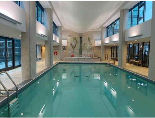 Fort York Apartment | Stylish Downtown Toronto Condo with Pool and Free Parking
