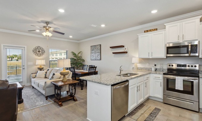 South Pensacola House | Ideal Family Townhome with Community Pool near NAS Pensacola