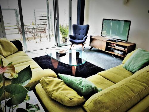 Auckland Central Business District Apartment | Exclusive Downtown Townhouse with Spa and Private Pool
