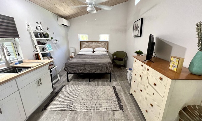 Flamingo Parks Apartment | Premier Downtown Tropical Studio with Pool & Spa Access
