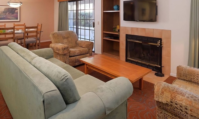 San Diego Country Estates Hotel | Downtown Getaway: Pool Access, Near Mt. Woodson Golf Club