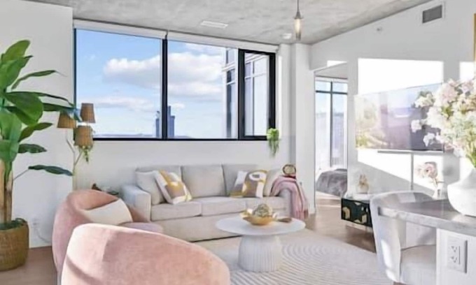 Beltline Apartment | Downtown Views | Gym | UG Park | Interior Designed