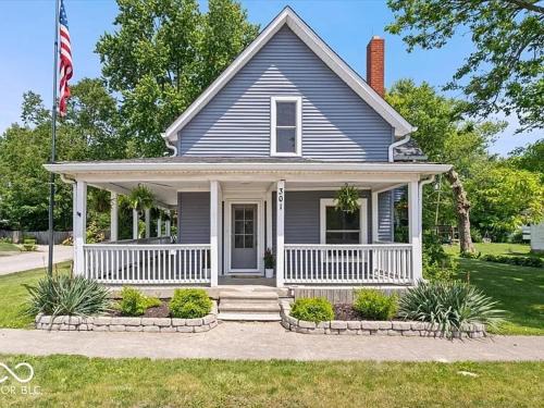 Whitestown House | Downtown Whitestown with King Suite and Pool