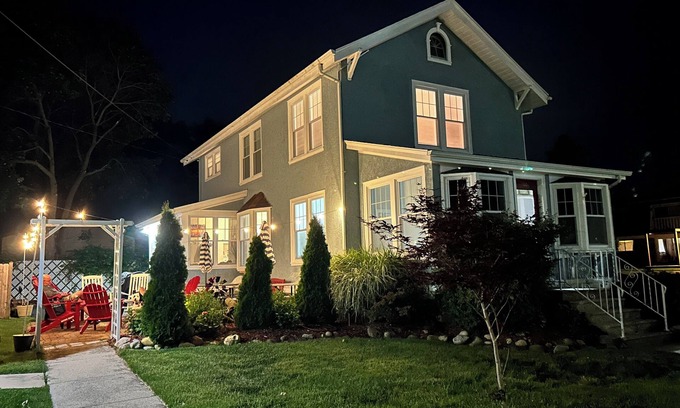 Williams Bay House | Downtown Williams Bay: Walk to Dining, Pet-Friendly Retreat