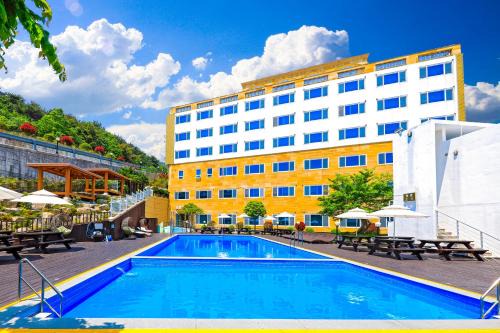 Irun-myeon Hotel | Inviting Doya Hotel Geoje: 4-Star Stay with Pool Access