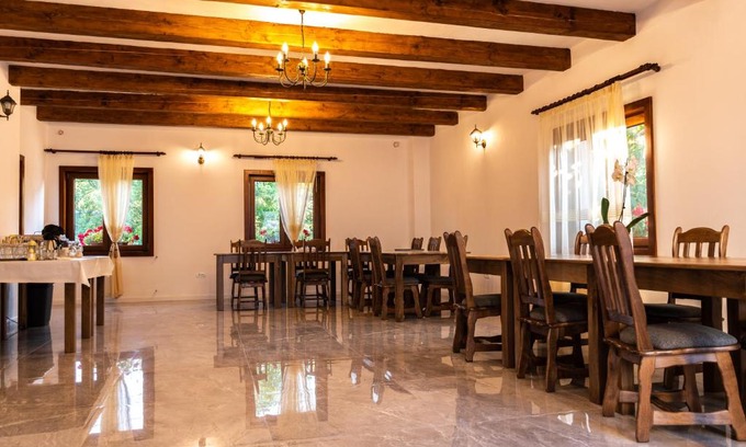 Ocna Sugatag Bed & Breakfast | Guest Rated 10/10: Drag de Maramureș with Hot Tub & Breakfast