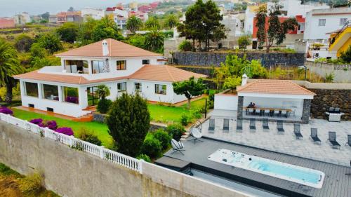 Montijos Villa | Drago Tree Villa Tenerife: Family-Friendly with Ocean Views