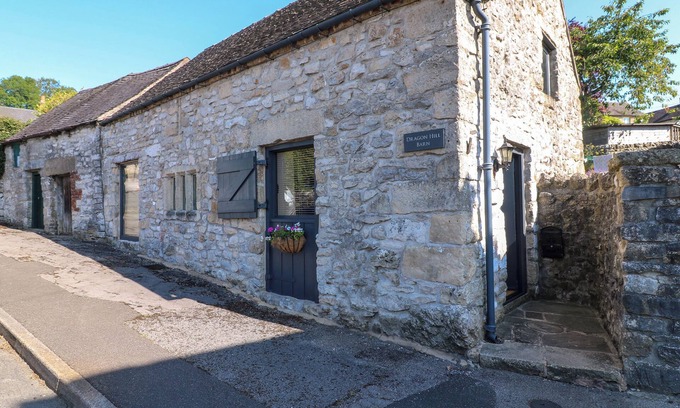 Carsington Cottage | Family-Friendly Dragon Hill Barn with Cozy Open Fire