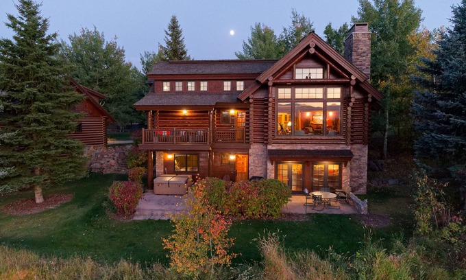 Victor House | Elegant Dragonfly Cabin: 5 Bedroom Retreat near Jackson