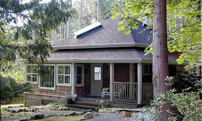 Sturdies Bay House | Dragonfly Cottage: 10-Minute Walk to the Ferry & Pool