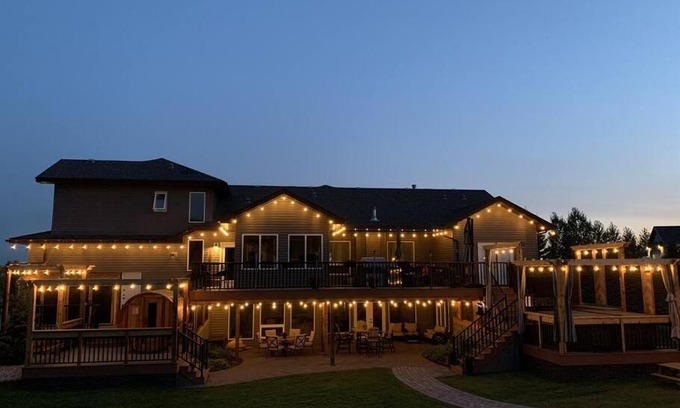 Sherwood Park House | Elegant Dragonfly Inn Loft with Oceanfront Suites Await