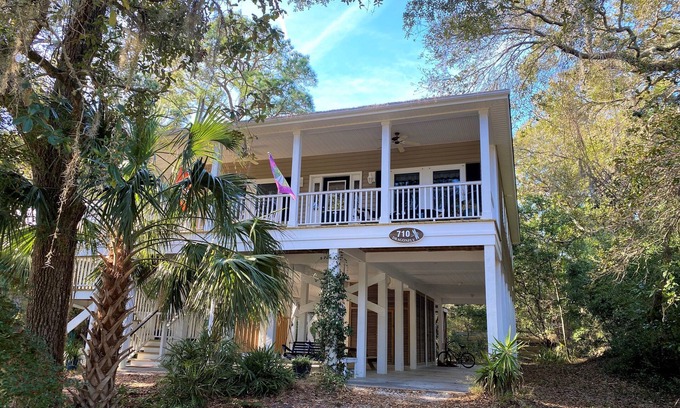 Edisto Island House | Dragonfly Retreat: Beach Access & Inviting Covered Porch