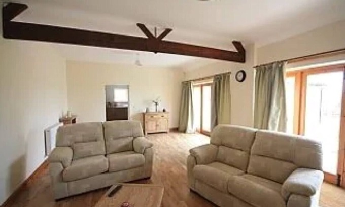Twywell Cottage | Dragonfly: Family-Friendly Retreat with Breakfast & Pets Welcome