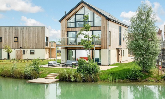 Holworth House | Serene Lakeside Retreat with Spa and Pool Access