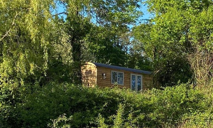 Axminster Ski Chalet | Serene Drakes Mead Retreat - Shepherd's Hut with 9.6 Rating