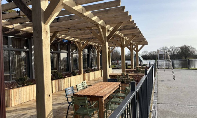 South Cerney House | Discover Drakes View: Pet-Friendly Stay by Mallard Lake