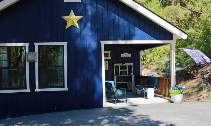 Shaver Lake House | Relaxing Retreat at Drakeslanding Inn with Spa & Breakfast