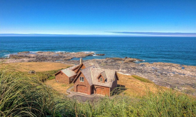 Yachats House | Unforgettable Oceanfront Escape with Tidepools & Pets Welcome