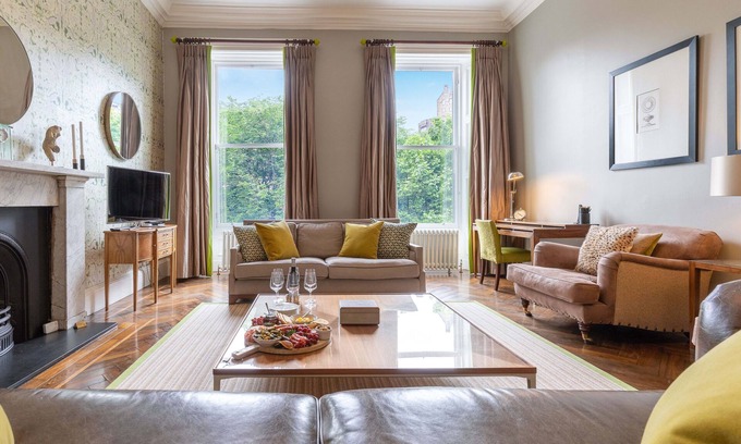 Old Town Apartment | Experience Edinburgh Castle Views at Our Premier City Hotel