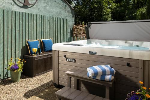Chipping Campden House | Relaxing Retreat at Draycott Farm: 4-Star Getaway Awaits