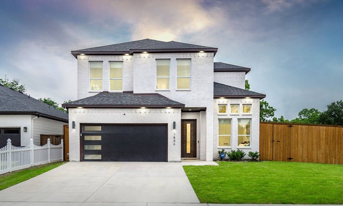 West Dallas House | Spacious 4 BR Home in Vibrant Downtown Dallas with Pool