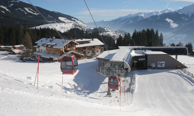 Schonbach Apartment | Dream Panorama Chalet: Ski Access with Family-Friendly Comfort