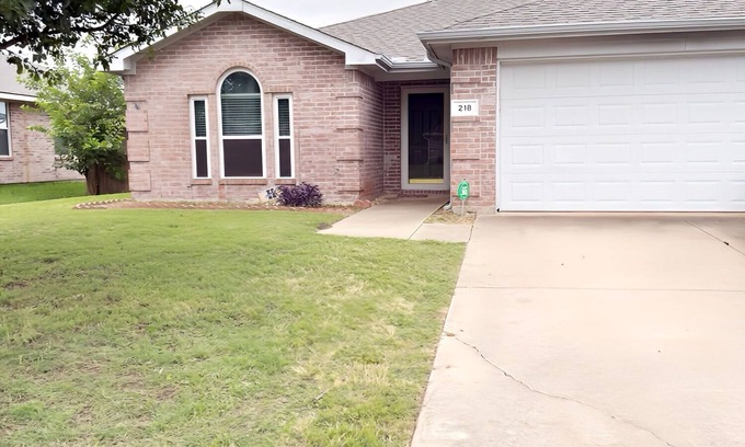 Wylie House | Dream away in this charming 3 beds home with split bedrooms for added privacy.