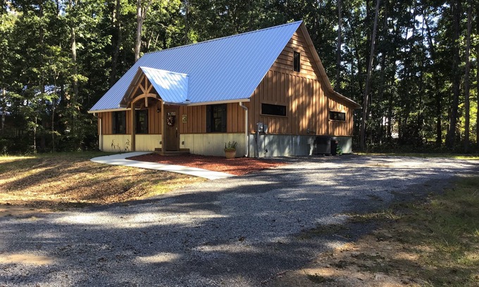 Rising Fawn Cabin | Inviting Dream Cabin with Hot Tub on Lookout Mountain
