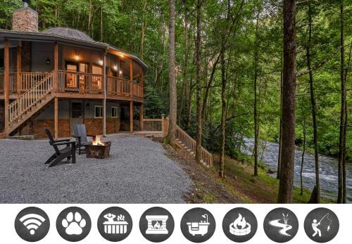Townsend House | Inviting Dream Catcher Home with Hot Tub & Pet-Friendly Amenities