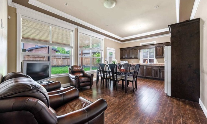 Fleetwood House | Cozy Suite with Kitchen & Private Entrance for Your Stay