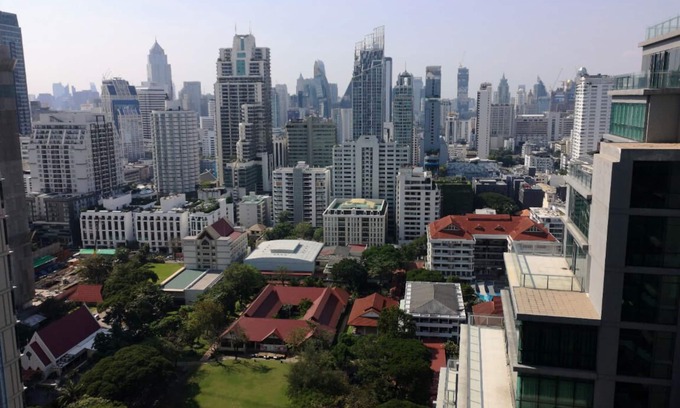 Khlong Toei Nuea Condo | Cozy Retreat in Central Bangkok: Pool, Spa & Transport Access