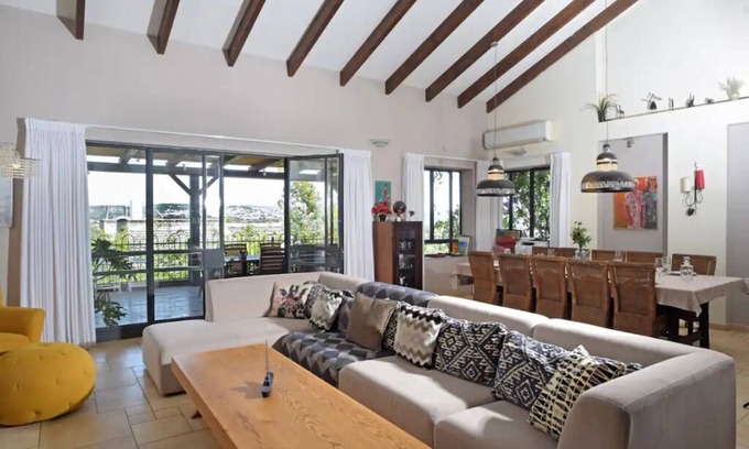 Shoresh House | Charming Dream House in Shoresh: Pet and Child Friendly