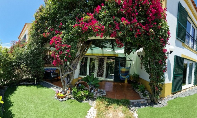 Alfarim House | Dream House Meco: Pet-Friendly Oasis with Ocean View