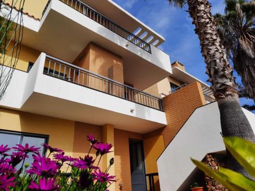 Funchal House | Elegant Dream Lagos B&B with Kitchen & 9.4/10 Rating