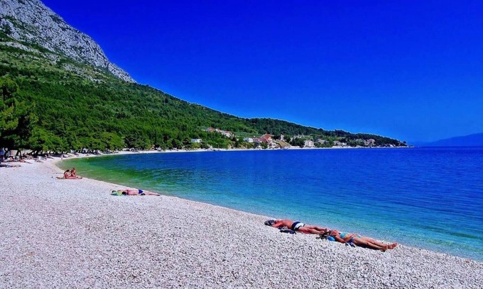 Gradac Apartment | Prime Beachside Retreat: Guest Rated 9.8 with Pool & Spa