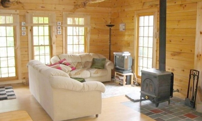 Morrisville Cabin | Pet-Friendly Dream Log Cabin with Breakfast & Great Location!