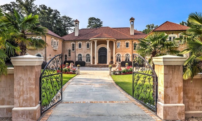 Sandy Springs House | Experience Dream Mansion: 10 BR Oasis with Pool & Spa