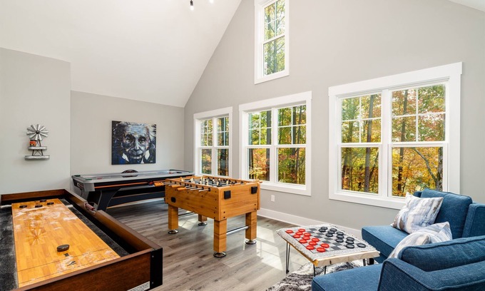 Hemp Cabin | Unforgettable Family Getaway at Red Skies - Hot Tub & Game Room