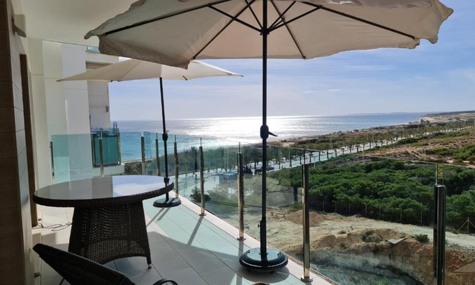 Els Arenals del Sol Apartment | Seaside Serenity: Dream Views Apartment with Pool & Oceanfront
