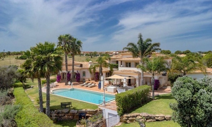 Atalaia Villa | Pet-Friendly Dream Villa Perfect for Family Getaways