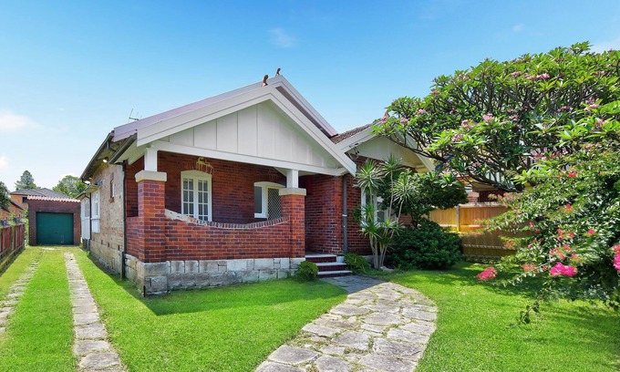 Chatswood CBD House | Cozy Vintage House Retreat in Chatswood for Families