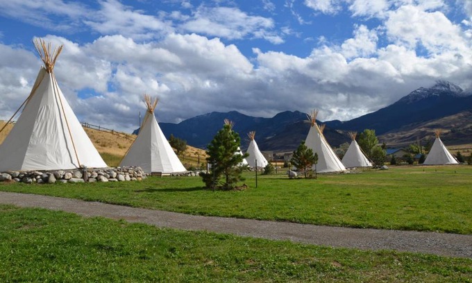 Gardiner Hotel | Experience Dreamcatcher Tipi Hotel: Pet-Friendly Getaway
