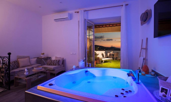 Monte Chiaro Apartment | Relax at Dreamers' Escape with a Soothing Hot Tub