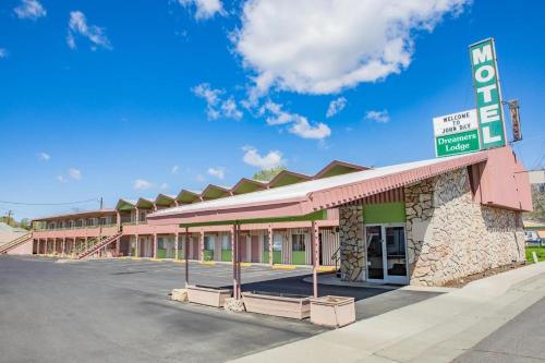 John Day Hotel | Discover Dreamers Lodge: Family-Friendly Retreat with Pool